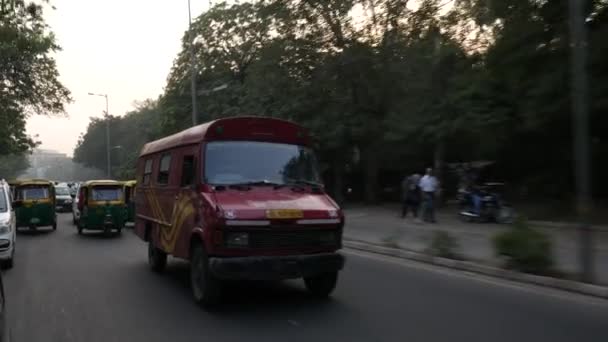 New Delhi, India - omstreeks November 2016: Verkeer in New Delhi, India — Stockvideo