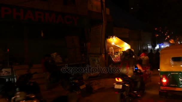 New Delhi, Indie - Circa listopad 2016: Ruch w nocy w New Delhi, Indie — Wideo stockowe