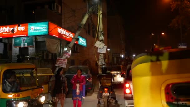 NEW DELHI, INDIA - CIRCA NOVEMBRE 2016: Traffico notturno a Nuova Delhi, India — Video Stock