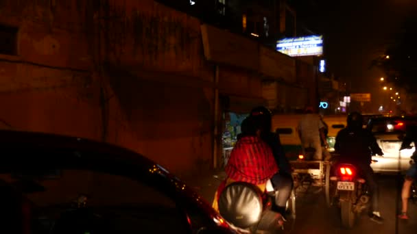 NUEVA DELHI, INDIA - CIRCA NOVIEMBRE 2016: Tráfico nocturno en Nueva Delhi, India — Vídeos de Stock