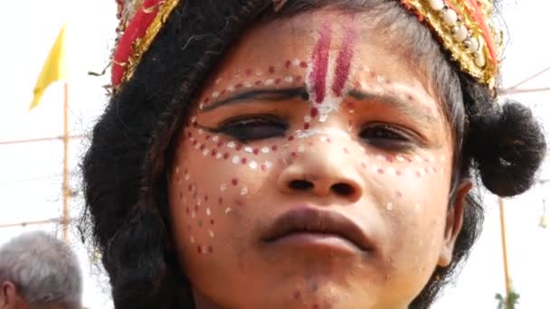 バラナシ、インドのシヴァ神のようなドレッシングのインドの子供 — ストック動画
