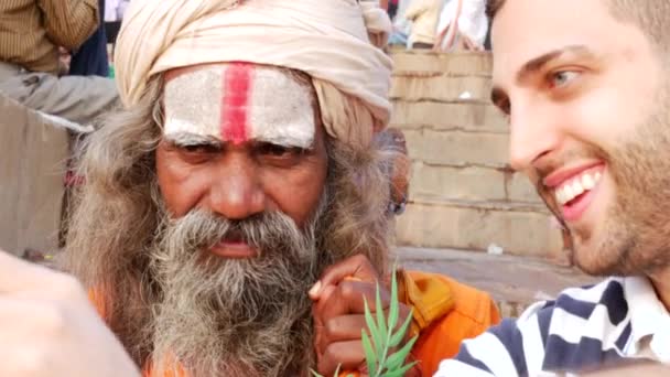 Turystycznych, biorąc selfie z Holy Man Sadhu w Indiach — Wideo stockowe