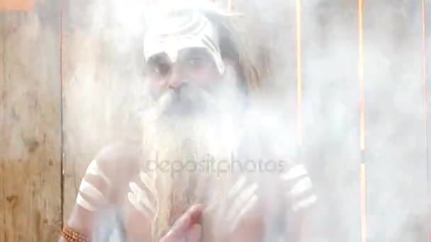 Sadhu homem em Varanasi, Índia — Vídeo de Stock