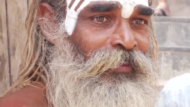 Sadhu man in Varanasi, India — Stockvideo