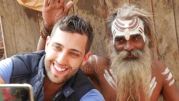 Турист делает селфи с Садху - святой человек, в Варанаси, Индия — стоковое видео