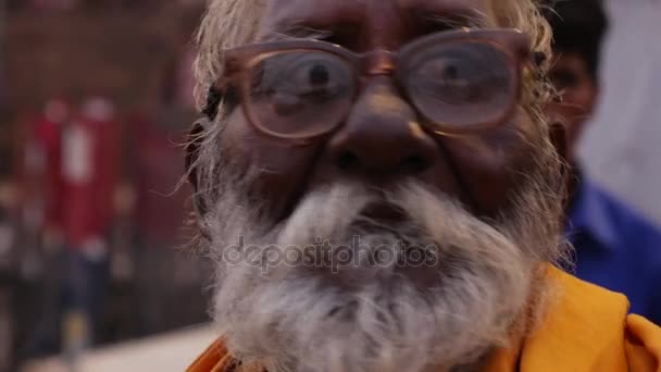 Oude Indiase Man in Varanasi, India — Stockvideo