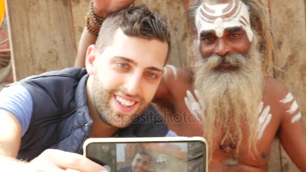 Turista tirar uma selfie com Sadhu - Homem Santo, em Varanasi, Índia — Vídeo de Stock