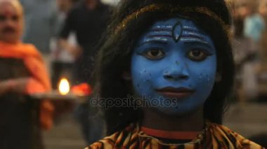 Raj Ghat Varanasi, Hindistan yakınındaki boyalı çocuk