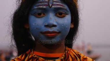 Raj Ghat Varanasi, Hindistan yakınındaki boyalı çocuk