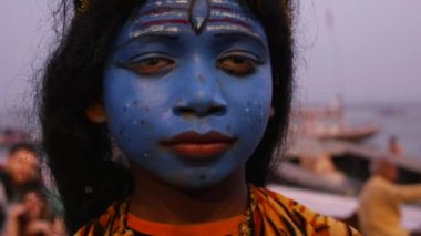 Raj Ghat Varanasi, Hindistan yakınındaki boyalı çocuk