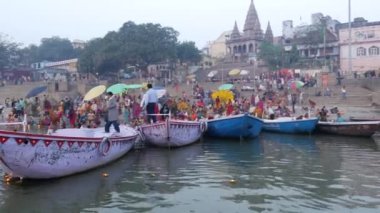 Varanasi, Hindistan - Kasım 2016 yaklaşık: Varanasi, Hindistan'da Ganj Nehri