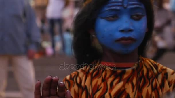 Kinderen geschilderd in de buurt van Raj Ghat in Varanasi, India — Stockvideo