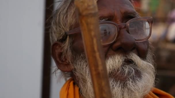 Παλιά ινδική άνθρωπος στο Βαρανάσι, Ινδία — Αρχείο Βίντεο