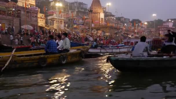 Βαρανάσι, Ινδία - περίπου Νοεμβρίου 2016: Στον ποταμό Γάγγη στο Βαρανάσι, Ινδία — Αρχείο Βίντεο