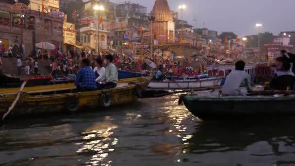 Varanasi, Indie - cca listopadu 2016: Řeky gangy ve Váránasí — Stock video