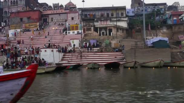 ВАРАНАСИ (ИНДИЯ) - СИРКА НОЯБРЯ 2016 г.: Река Фес в Варанаси, Индия — стоковое видео