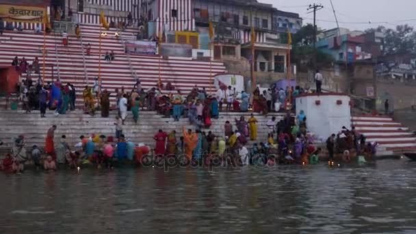 Varanasi, Indie - cca listopadu 2016: Řeky gangy ve Váránasí — Stock video