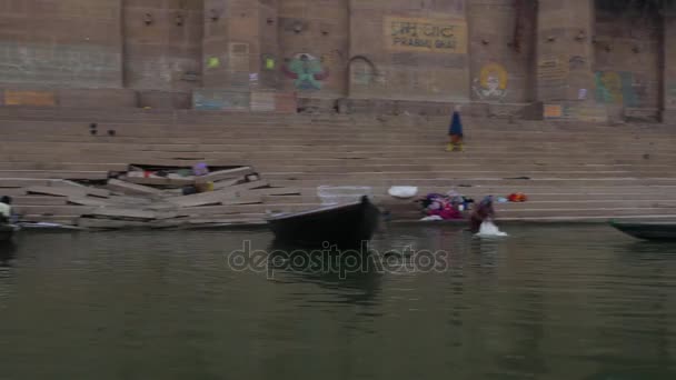 Varanasi, Indie - cca listopadu 2016: Řeky gangy ve Váránasí — Stock video