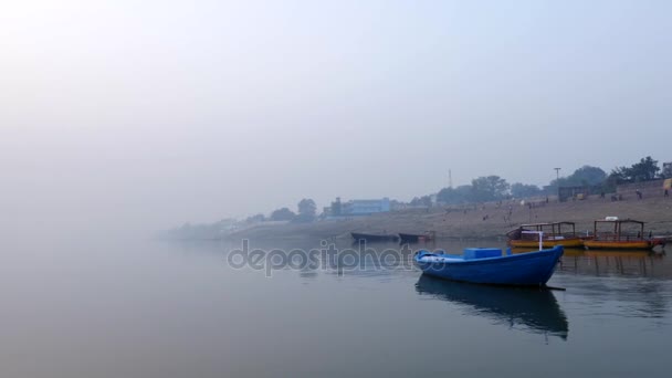 Bateaux en Ganges River à Varanasi, Inde — Video