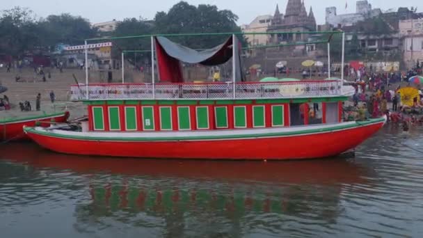 Vārānasi, India - Circa November 2016: Ganges floden i Varanasi, Indien — Stockvideo