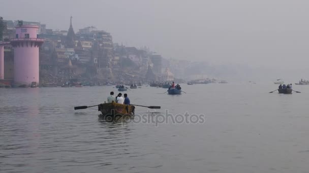 Vārānasi, India - Circa November 2016: Ganges floden i Varanasi, Indien — Stockvideo