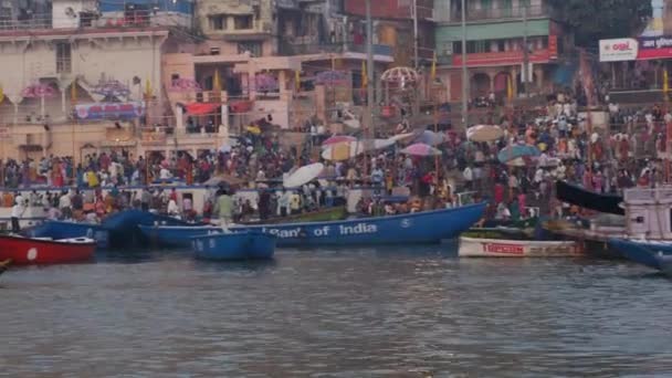 Varanasi, Indie - cca listopadu 2016: Řeky gangy ve Váránasí — Stock video