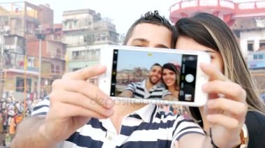 Varanasi, Hindistan selfie çekici çift