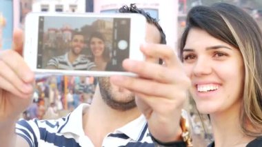 Varanasi, Hindistan selfie çekici çift