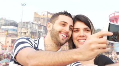 Varanasi, Hindistan selfie çekici çift