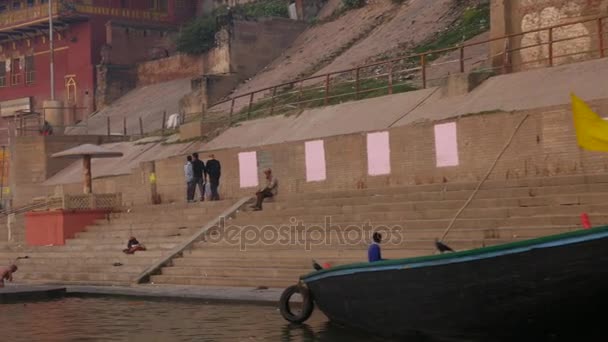 Vārānasi, India - Circa November 2016: Ganges floden, Varanasi, Indien — Stockvideo