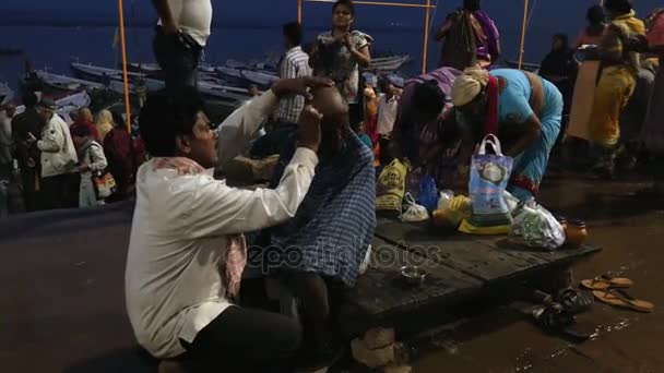 Varanasi, Indie - cca listopadu 2016: Posvátný rituál stříhání v Váránasí, Indii — Stock video