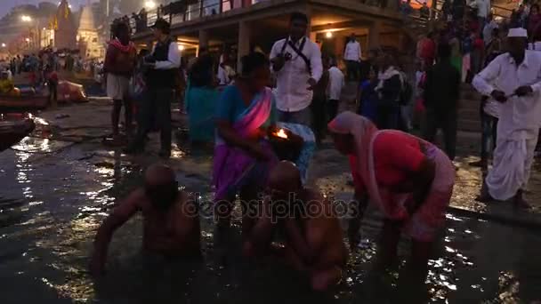 Varanasi, Indie - cca listopadu 2016: Řeky gangy, Varanasi, Indie — Stock video