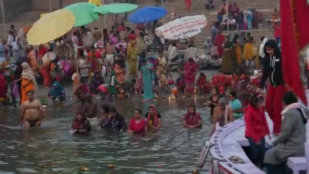 Vārānasi, India - Circa November 2016: Ganges floden, Varanasi, Indien — Stockvideo