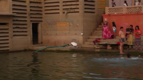 Varanasi, Indie - cca listopadu 2016: Řeky gangy, Varanasi, Indie — Stock video