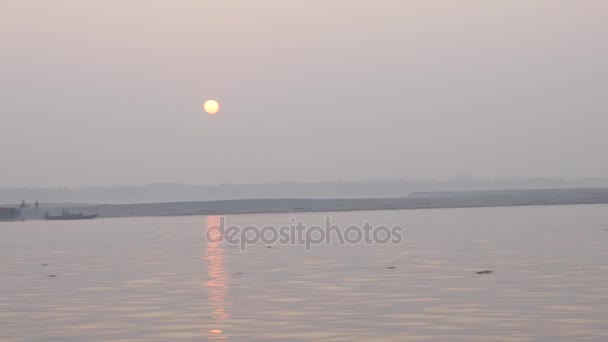 Восход солнца в реке Ганг, Варанаси, Индия — стоковое видео