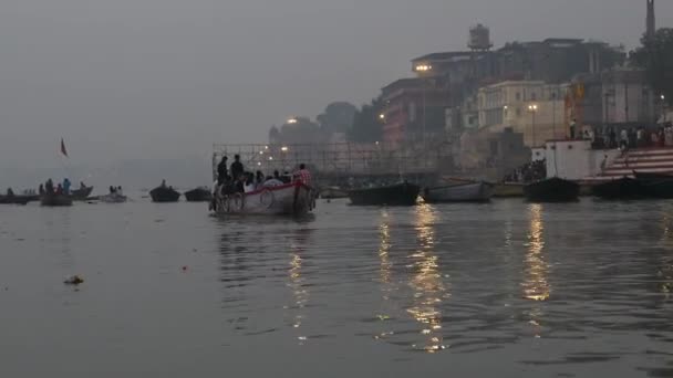 Varanasi, Indie - cca listopadu 2016: Řeky gangy, Varanasi, Indie — Stock video