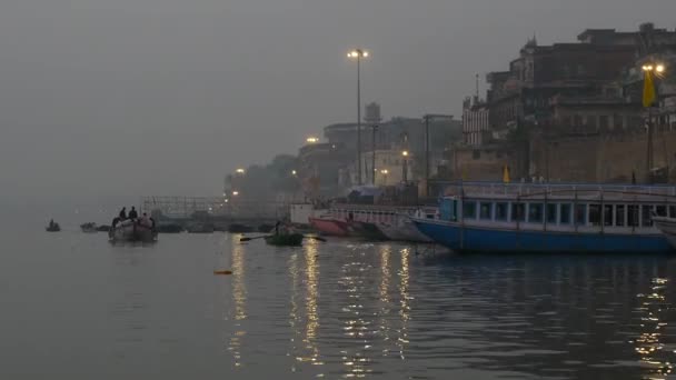 バラナシ、インド - 11 月 2016 年頃: ガンジス川、バラナシ、インド — ストック動画