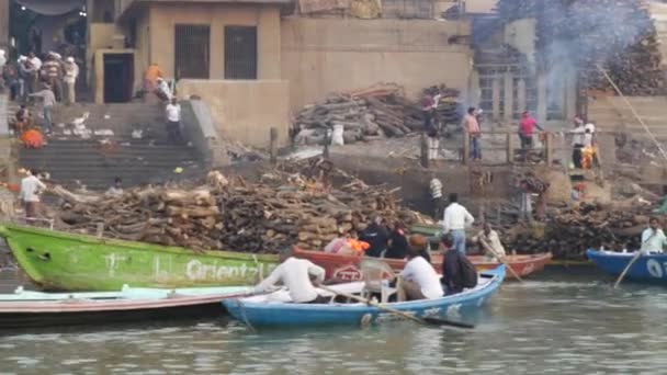 Vārānasi, India - Circa November 2016: Ganges floden, Varanasi, Indien — Stockvideo