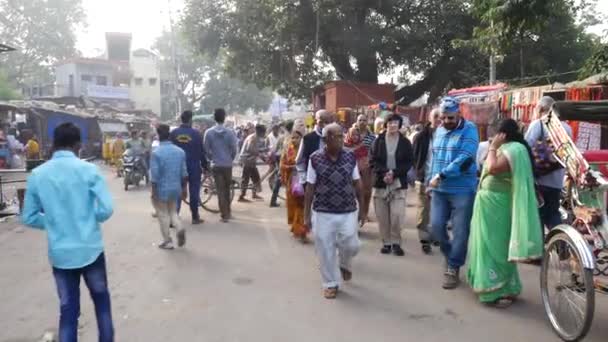 Varanasi, India - omstreeks November 2016: Varanasi straten, India — Stockvideo