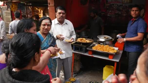 Varanasi, Hindistan - Kasım 2016 yaklaşık: Varanasi, Hindistan'da sokak gıda — Stok video