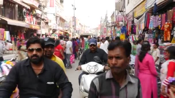Varanasi, Hindistan - Kasım 2016 yaklaşık: Varanasi sokakları, Hindistan — Stok video