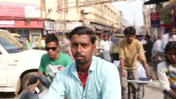 ВАРАНАСИ, ИНДИЯ - CIRCA Novembre 2016: Улицы Варанаси, Индия — стоковое видео