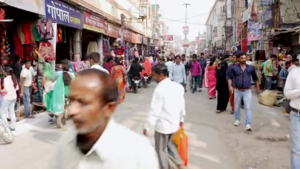 印度瓦拉纳西，街道上，瓦拉纳西-大约 11 月 2016年: — 图库视频影像