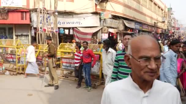 ВАРАНАСИ, ИНДИЯ - CIRCA Novembre 2016: Улицы Варанаси, Индия — стоковое видео