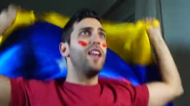 Venezuela'lı adam Venezuela bayrak sallayarak
