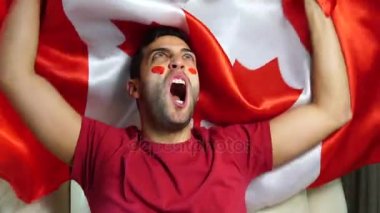 Kanadalı adam Kanada bayrağı ile kutluyor