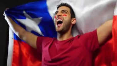 Şili adam Şili bayrağı ile kutluyor