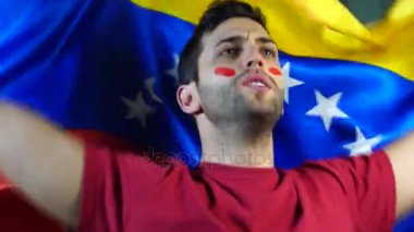 Venezuela'lı adam Venezuela bayrak sallayarak