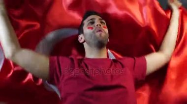 Türk adam Türkiye bayrağı ile kutluyor