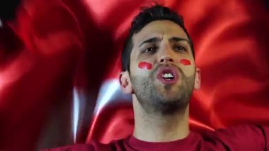 Türk adam Türkiye bayrağı ile kutluyor